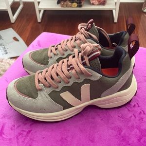 Veja Venturi Sneaker. Khaki Sable Oxford. Perfect condition.